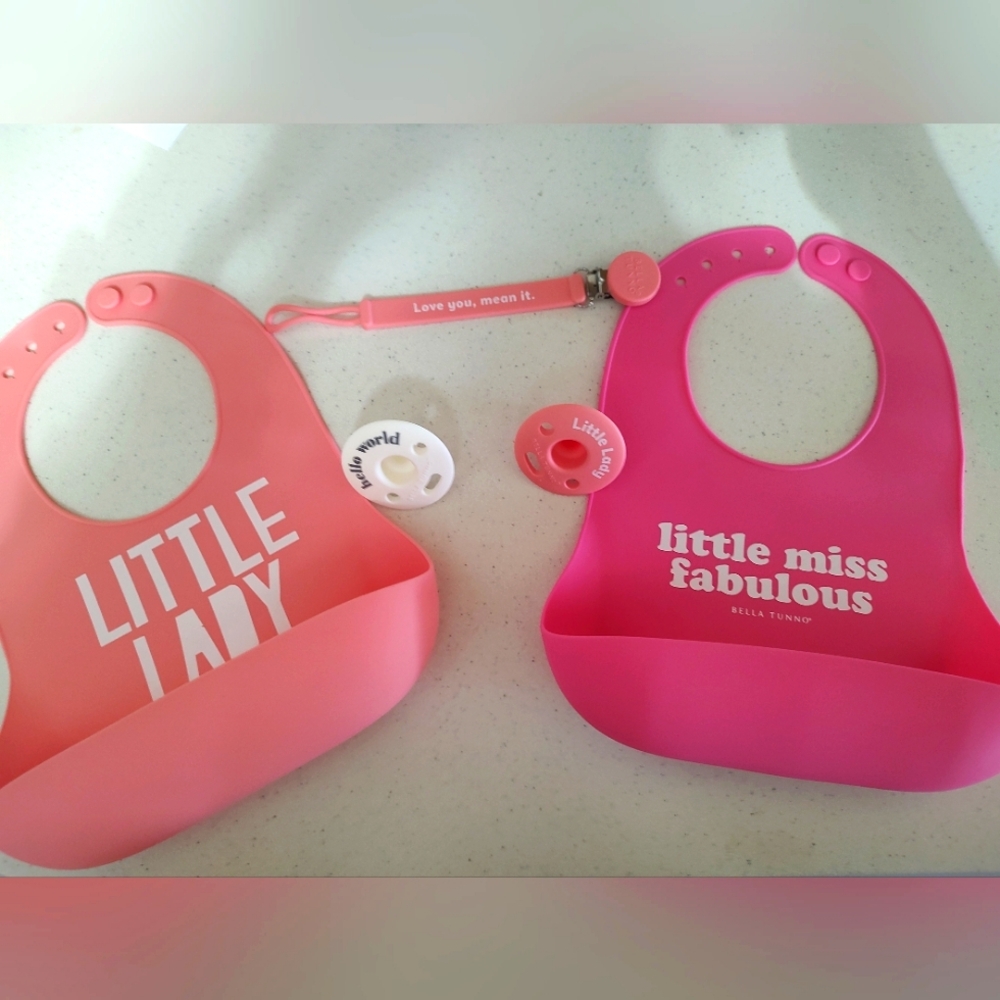 Bella Tunno 5 piece set. 2 bibs. 2 binkies. 1 binkie clip. Excellent Condition.